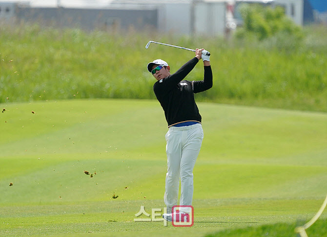 [포토] 김민준 '오늘만 13점 벌며 톱10진입'