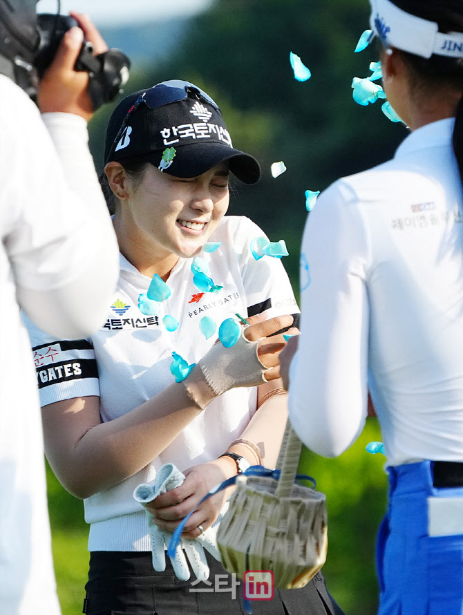 [포토]박현경 '행복한 우승 세레모니'