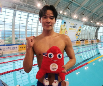 수영 김민섭, 세계기록보유자 밀라크 넘어 접영 200m 우승