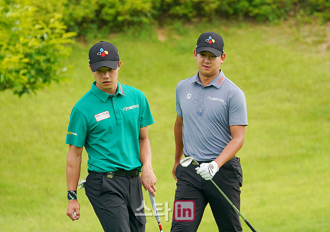 [포토] 송민혁과 최승빈의 맞짱