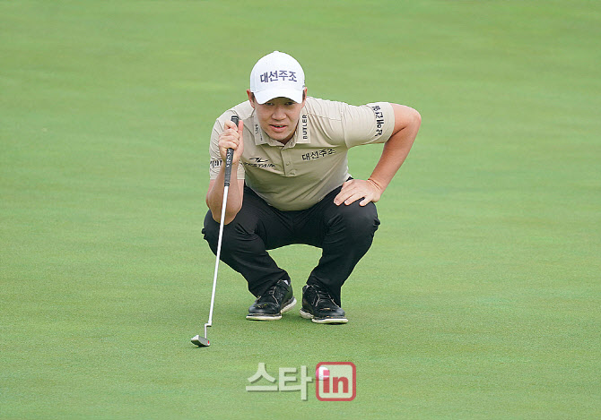 [포토] 강경남 '섬세한 퍼팅으로 승부한다'