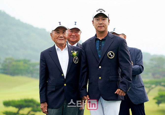 [포토] 전가람 '한장상 고문과 똑같은 자켓 입고'