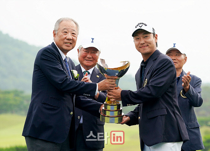 [포토] 전가람 '풍산그룹 류진 회장으로부터 트로피를'