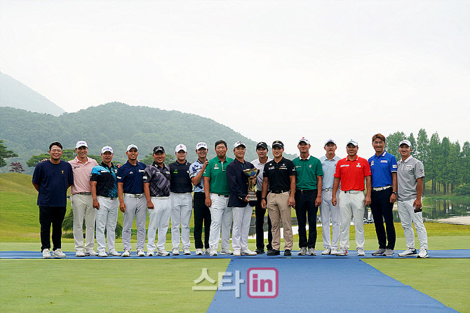 [포토] 전가람 '끝까지 남아서 축하해 준 동료 선수들과 함께'