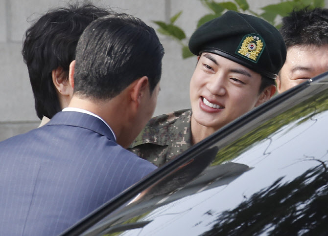 '만기 전역' 진, 붉어진 눈시울