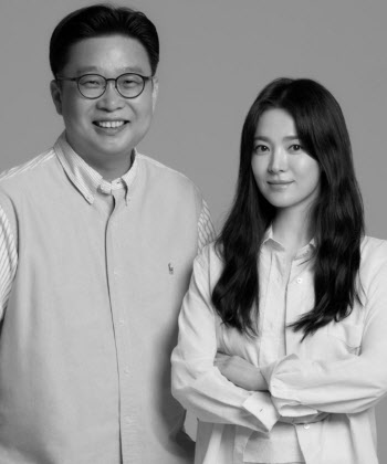 송혜교가 또…서경덕 교수와 몽골에 한글 안내서 기증