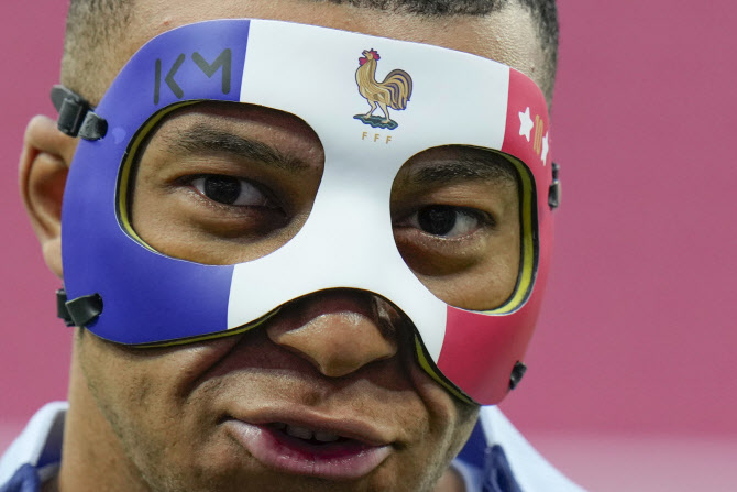 음바페, 프랑스 국기 마스크 착용하고 훈련...경기에선 못쓴다