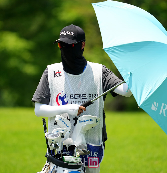 [포토]장민규,폭염에 우산은 필수