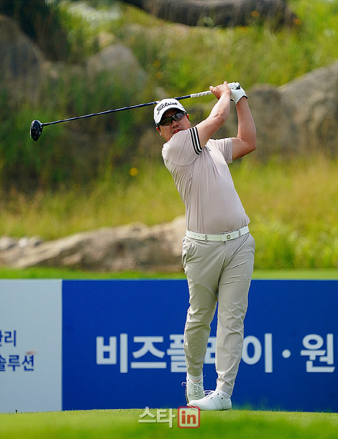 [포토] 김진성 '호쾌한 드라이버샷'