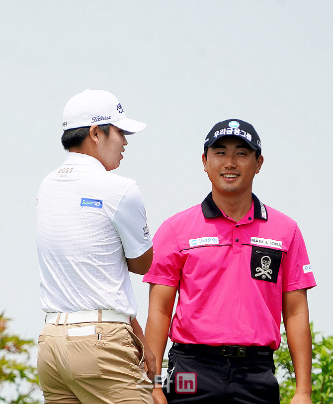 [포토] 장유빈과 조우영 '막간을 이용해 답소 나누는 금메달 듀오'