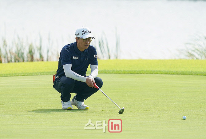 [포토] 퍼팅라인 읽는 김경민