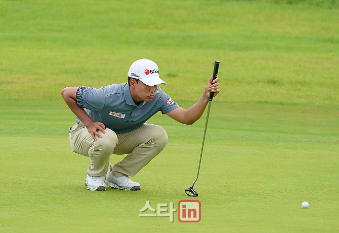 [포토] 정유준 '신중히 읽는 버디라인'