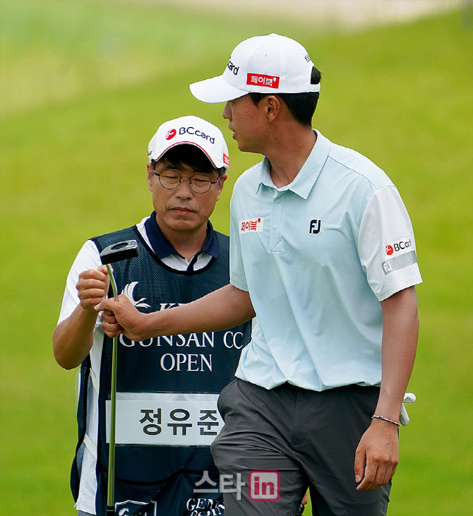 [포토] 정유준 '버디 하이파이브'