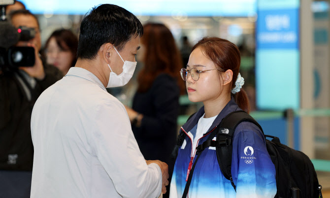 출국하는 여서정 격려하는 여홍철