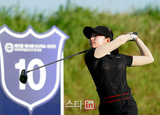 [포토] 타구 방향 살피는 김윤지