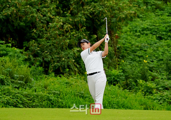 [포토] 안환희 '러프를 벗어난다'