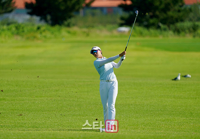 [포토] 강민진 '시선은 타구에~'