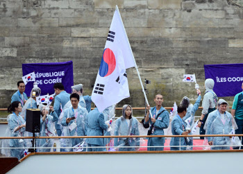 '우상혁-김서영 기수' 대한민국 선수단, 유람선 타고 48번째 등장