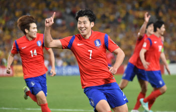 아시안컵서 한국 꺾었던 포스테코글루, “손흥민 옆에 딱 붙어왔다”