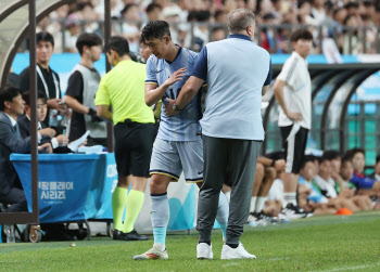 ‘손흥민 재계약’에 입 연 포스테코글루, “본보기 되는 선배 필요해”