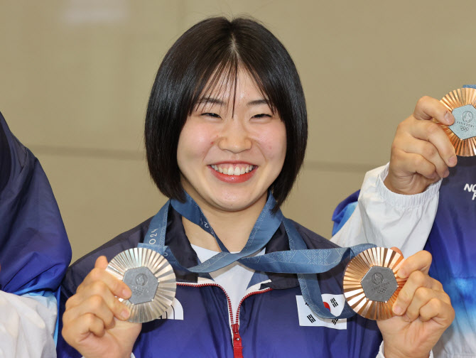 '독립운동가 후손' 허미미, 메달 걸고 5대조 할아버지 기적비 찾는다