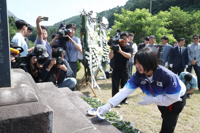 허미미, 메달 들고 허석 선생 기적비 찾아…“제일 먼저 오고 싶었다”[파리올림픽]