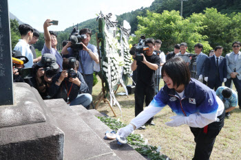 허미미, 메달 들고 허석 선생 기적비 찾아…“제일 먼저 오고 싶었다”