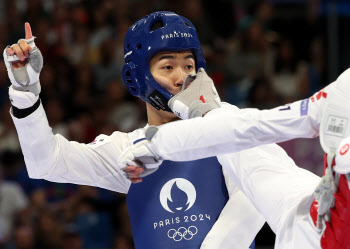 '태권도 선봉' 박태준, 세계 1위 꺾고 결승 진출...金메달 눈앞[파리올림픽]