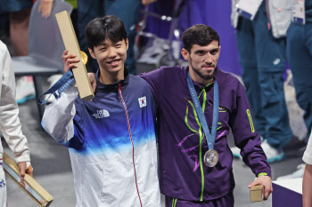 태권도 金 박태준, 부상 마고메도프 부축해 시상대로…“비매너요?”