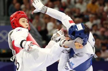 태권도 김유진, 한국계 캐나다 선수 꺾고 4강 진출[파리올림픽]