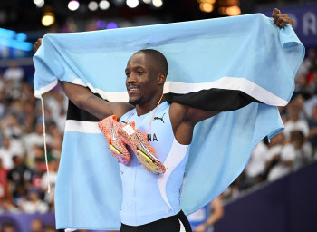 테보고, 아프리카 선수 최초 男 200m 우승...'코로나19 양성' 라일스는 3위