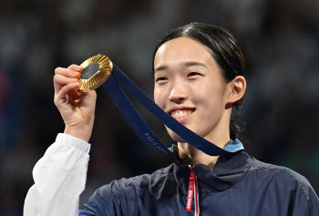 ‘16년 만에 체급 金’ 김유진, “한 번에 만 번씩 발차기했다” 