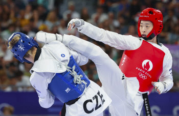 한국 女태권도 간판 이다빈, 결승 진출 무산...동메달 도전