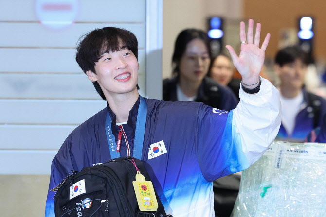 미소 지으며 귀국하는 이다빈