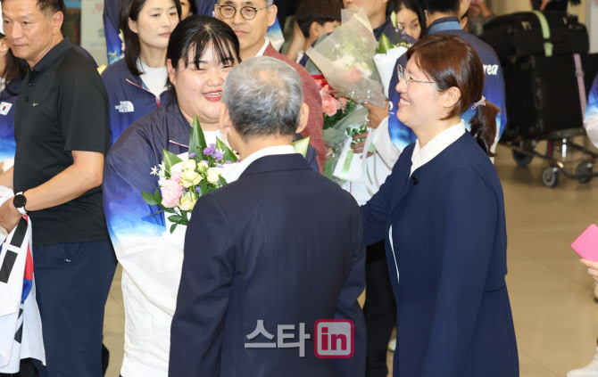 [포토]역도 박혜정, 유인촌 장관-장미란 차관의 축하