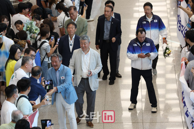 [포토]팬들과 인사하는 이기흥 대한체육회 회장