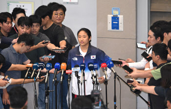 안세영, 대한배드민턴 협회 출석 연기…진상조사위 난항