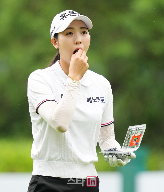 [포토]강지선,과일 간식 타임