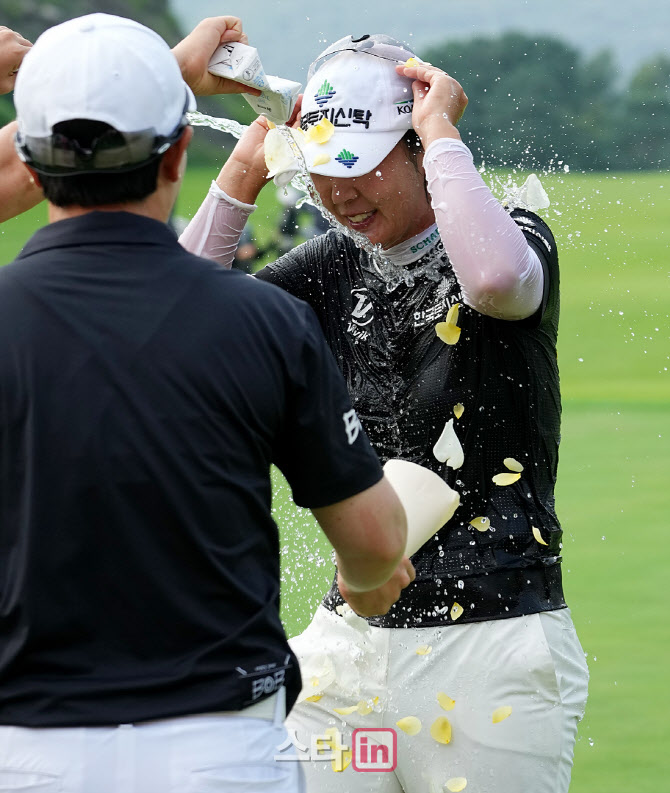 [포토]박지영,계속되는 축하 꽃잎과 물세레