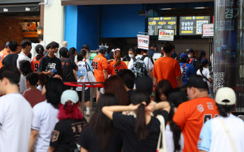 KBO, 첫 900만 관중 돌파... 비결은 8월·평일 관중 증가