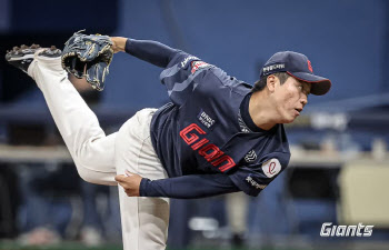 '최강야구' 정현수, 프로 첫 선발승...롯데, 키움 꺾고 가을야구 불씨