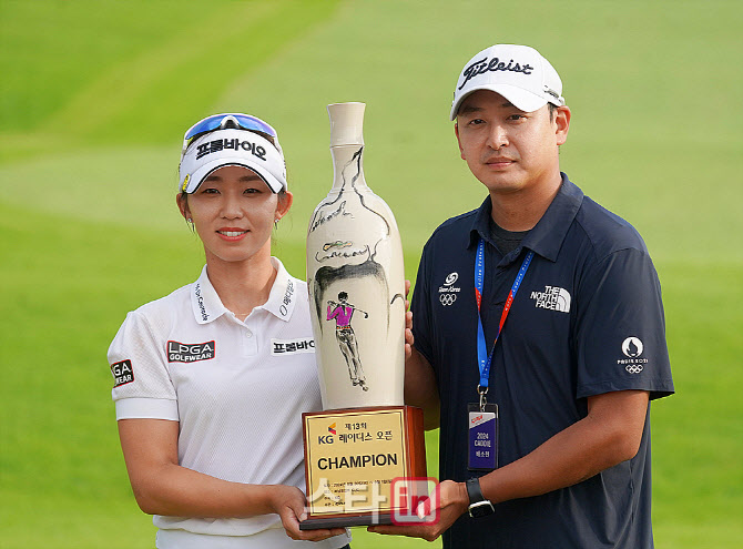 [포토] 배소현 '고마운 캐디오빠와 함께'