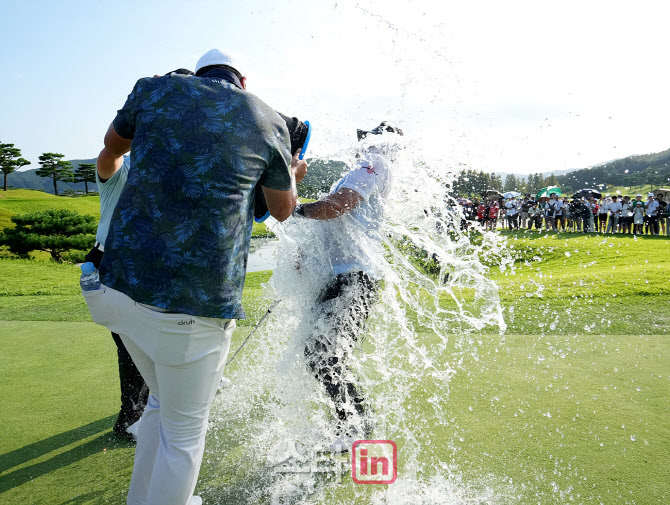 [포토]이승택,우승 축하 물 핵폭탄