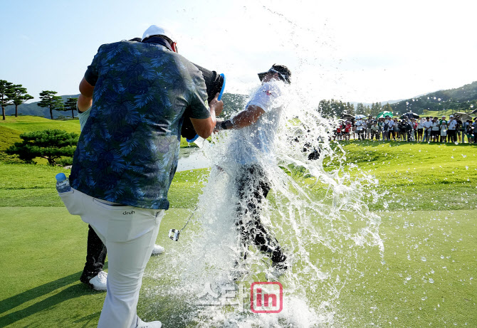 [포토]이승택,데뷔 첫 승 축하 물폭탄