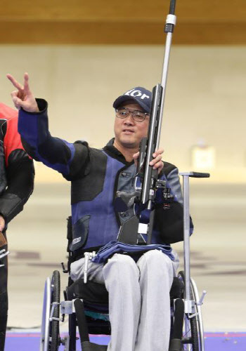 사격 박진호, 50m 소총 3자세서 金... 한국 선수 첫 2관왕 [패럴림픽]