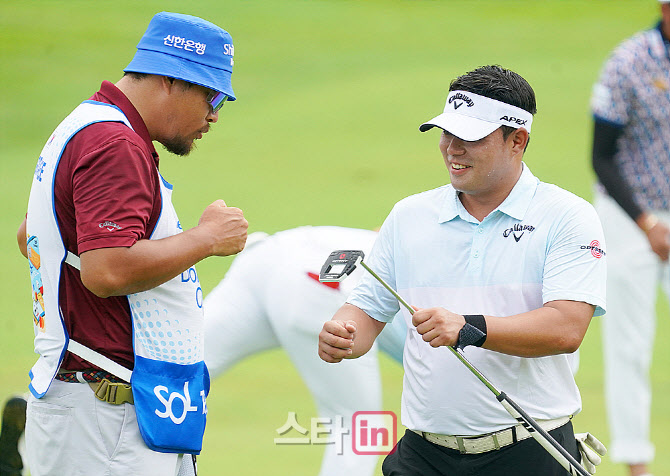 [포토] 이승택 '첫홀 버디로 상쾌한 출발'