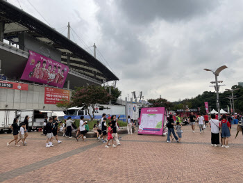 ‘이전보다 한산’ 홍명보호 현장... “선수 응원은 해야 하지 않을까”