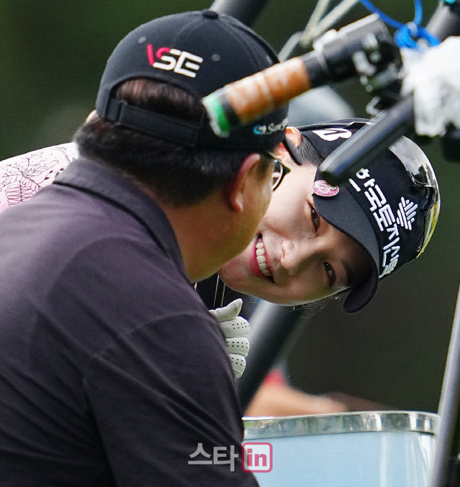 [포토]박현경,카메라 감독 홀리는 미소