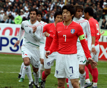 15년 전 박지성처럼... 손흥민, 한국 구하며 주장 자격 입증했다