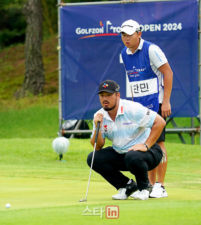 [포토] 정찬민 '캐디와 살피는 그린 경사'